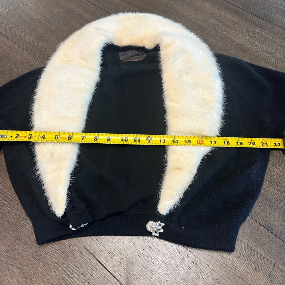Elegant Black Cardigan with Cream Collar - Picture 9 of 10